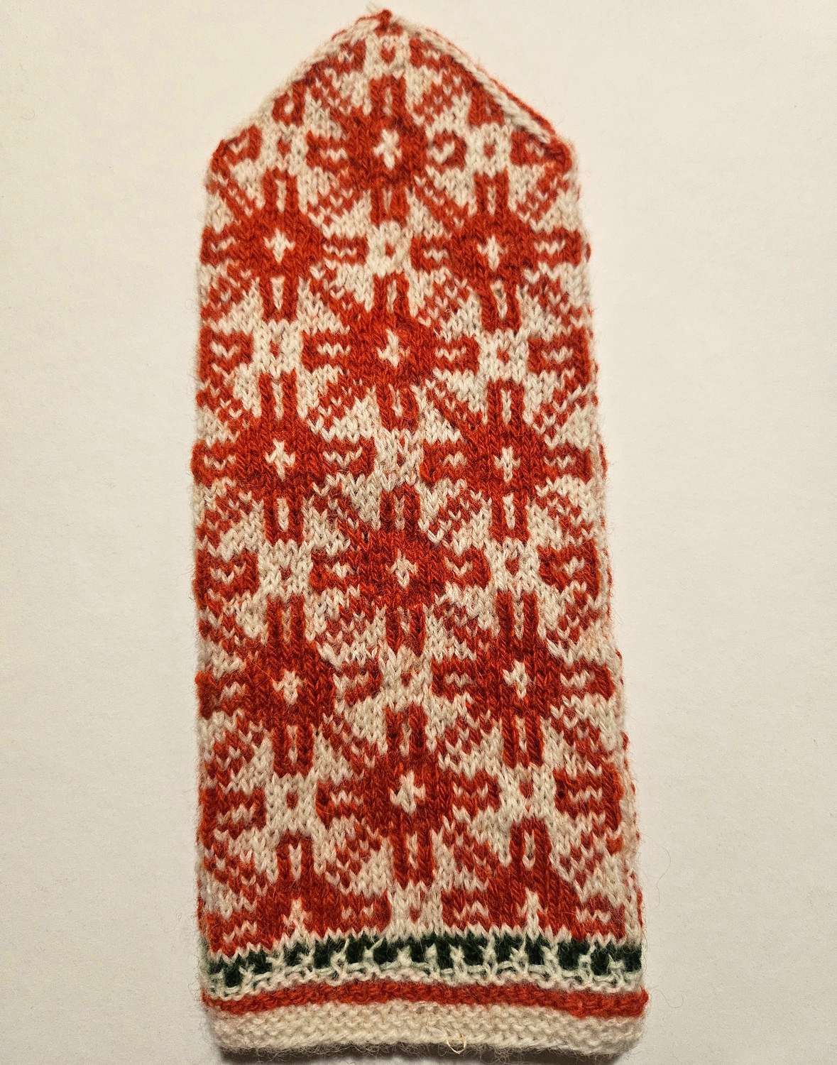 Rokām adīti rakstaini latviešu vilnas cimdi