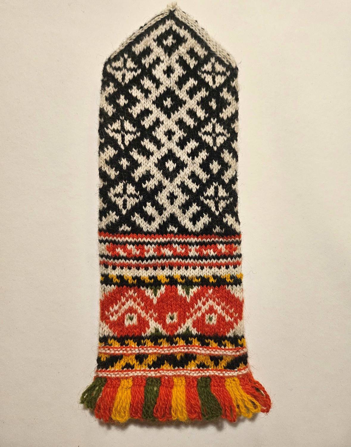 Rokām adīti rakstaini latviešu vilnas cimdi