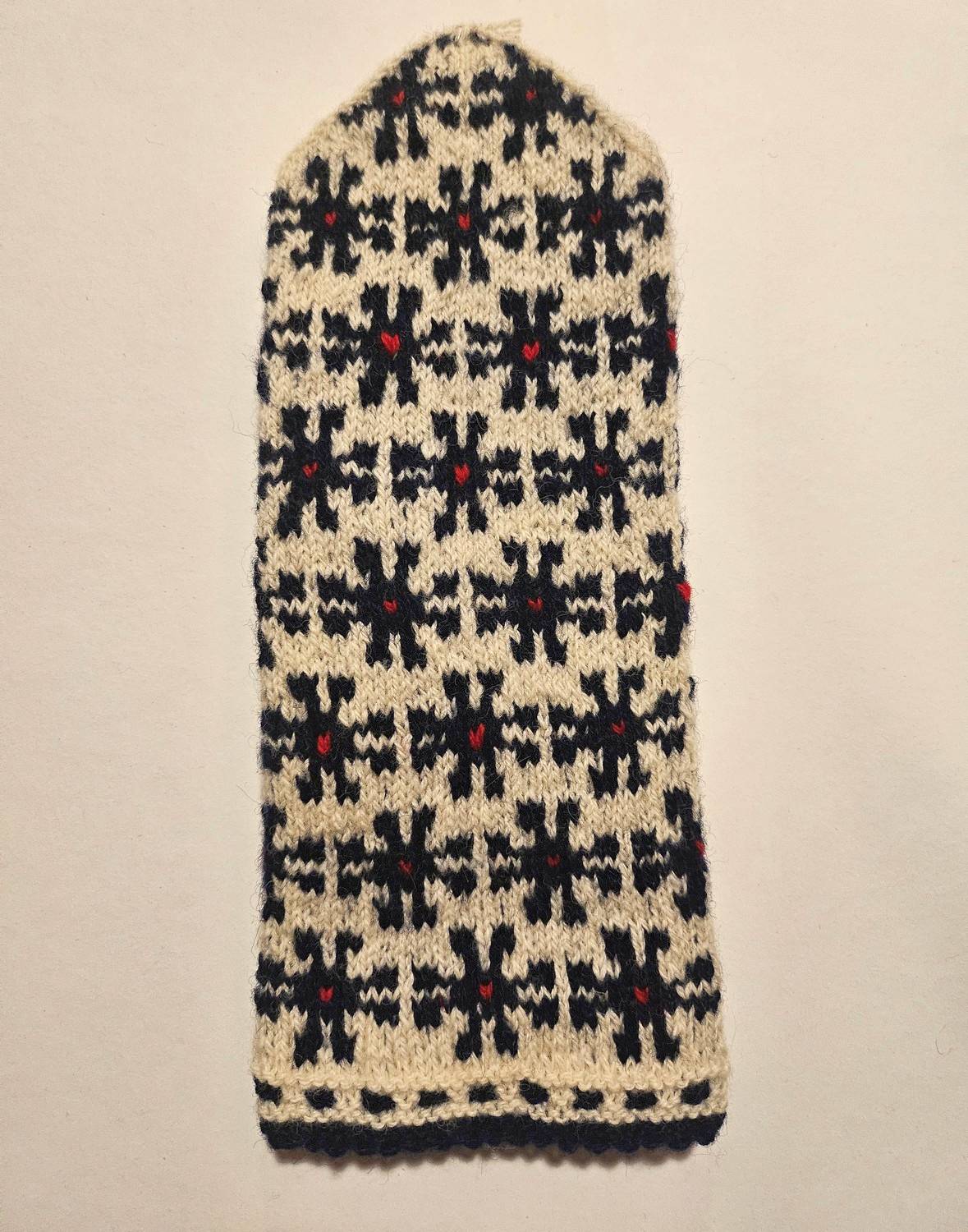 Rokām adīti rakstaini latviešu vilnas cimdi