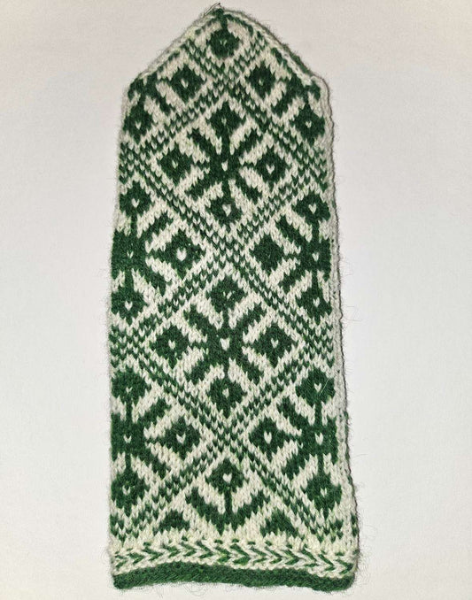 Rokām adīti rakstaini latviešu vilnas cimdi