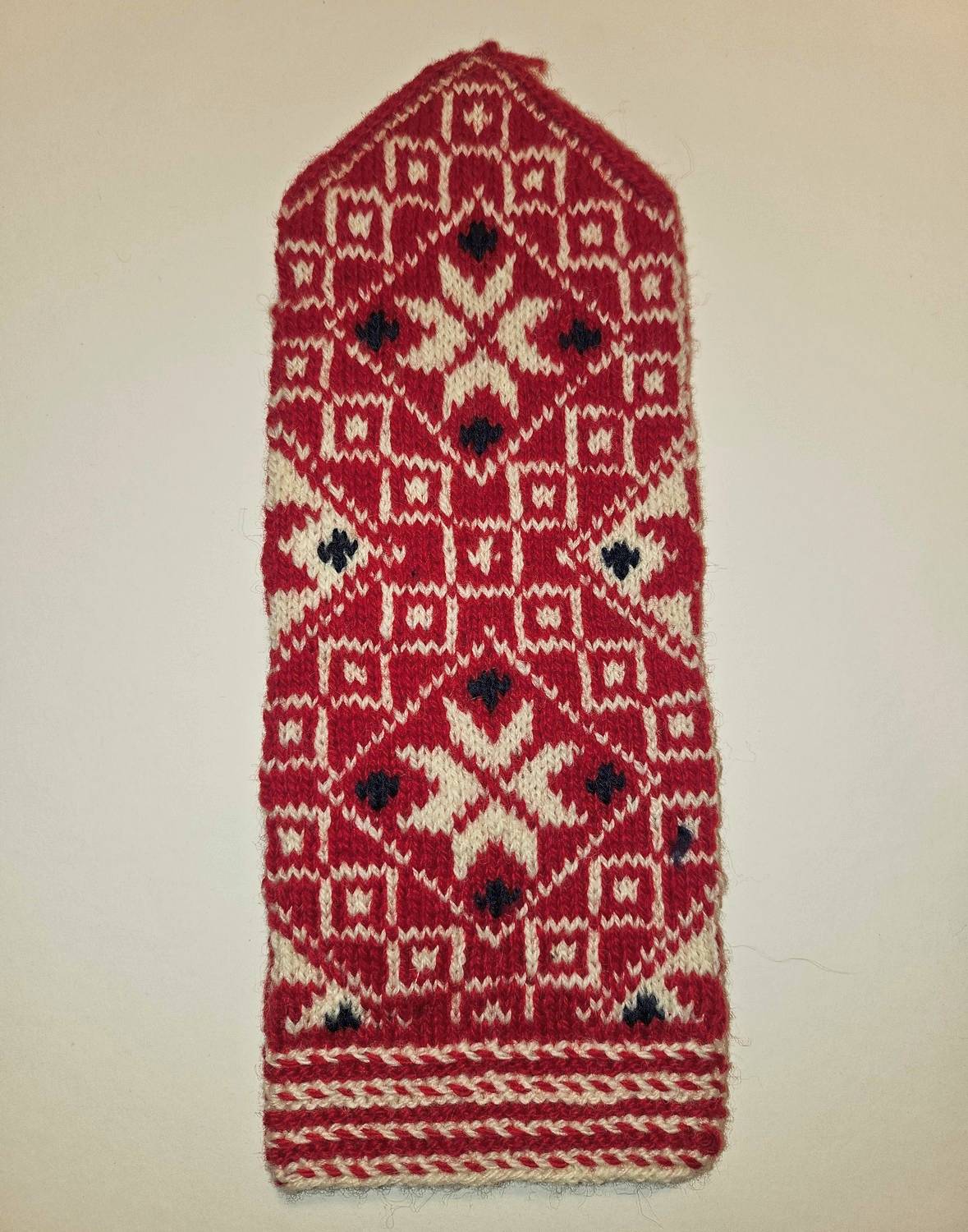 Rokām adīti rakstaini latviešu vilnas cimdi