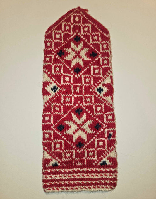 Rokām adīti rakstaini latviešu vilnas cimdi