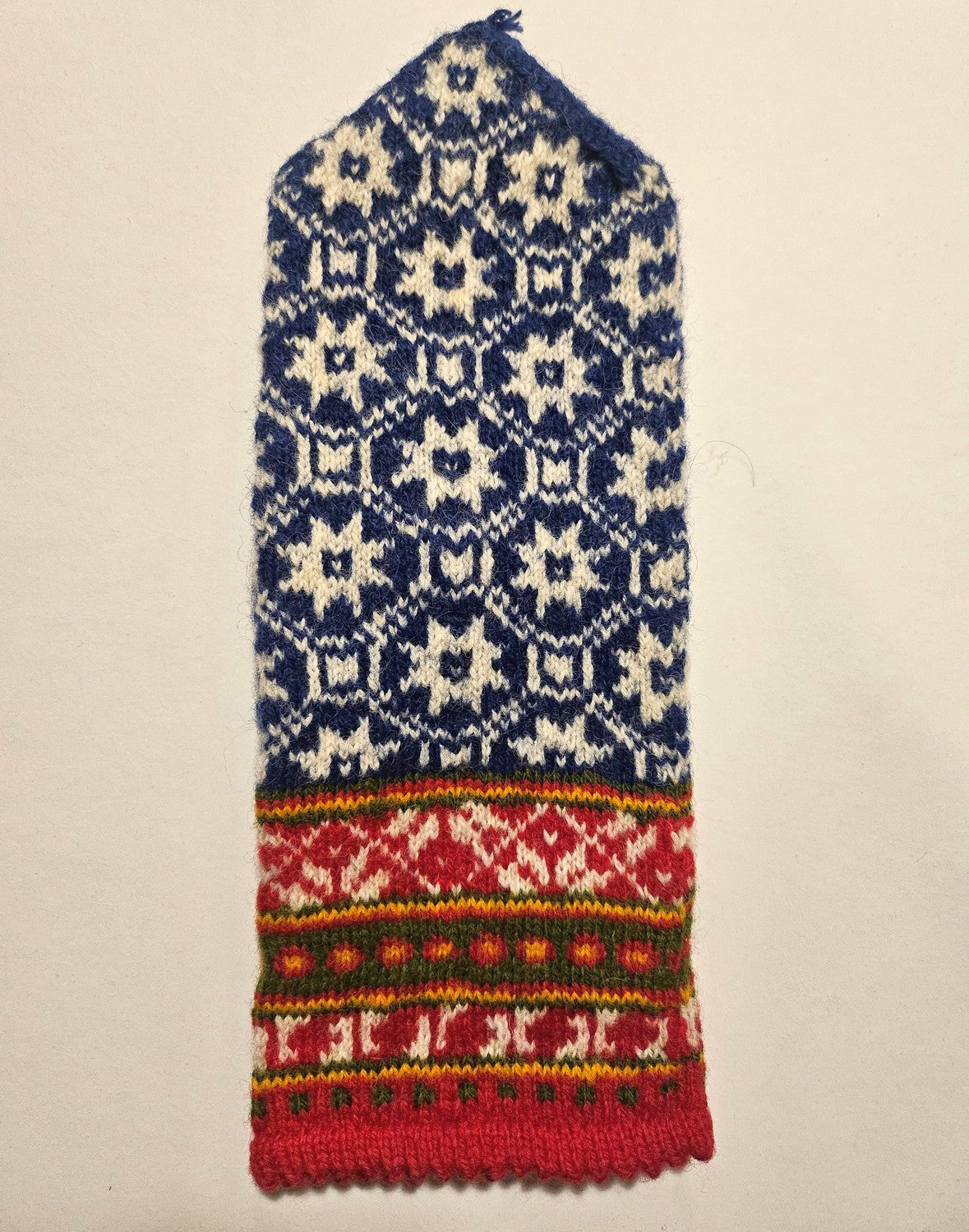 Rokām adīti rakstaini latviešu vilnas cimdi