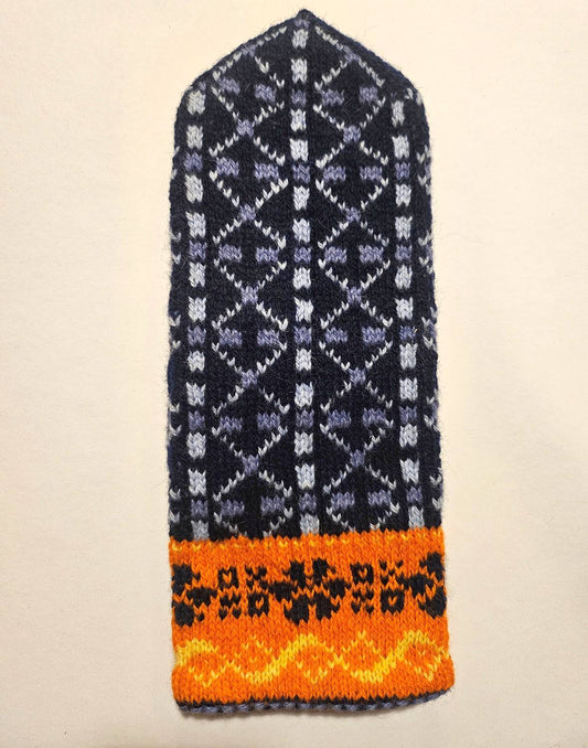 Rokām adīti rakstaini latviešu vilnas cimdi