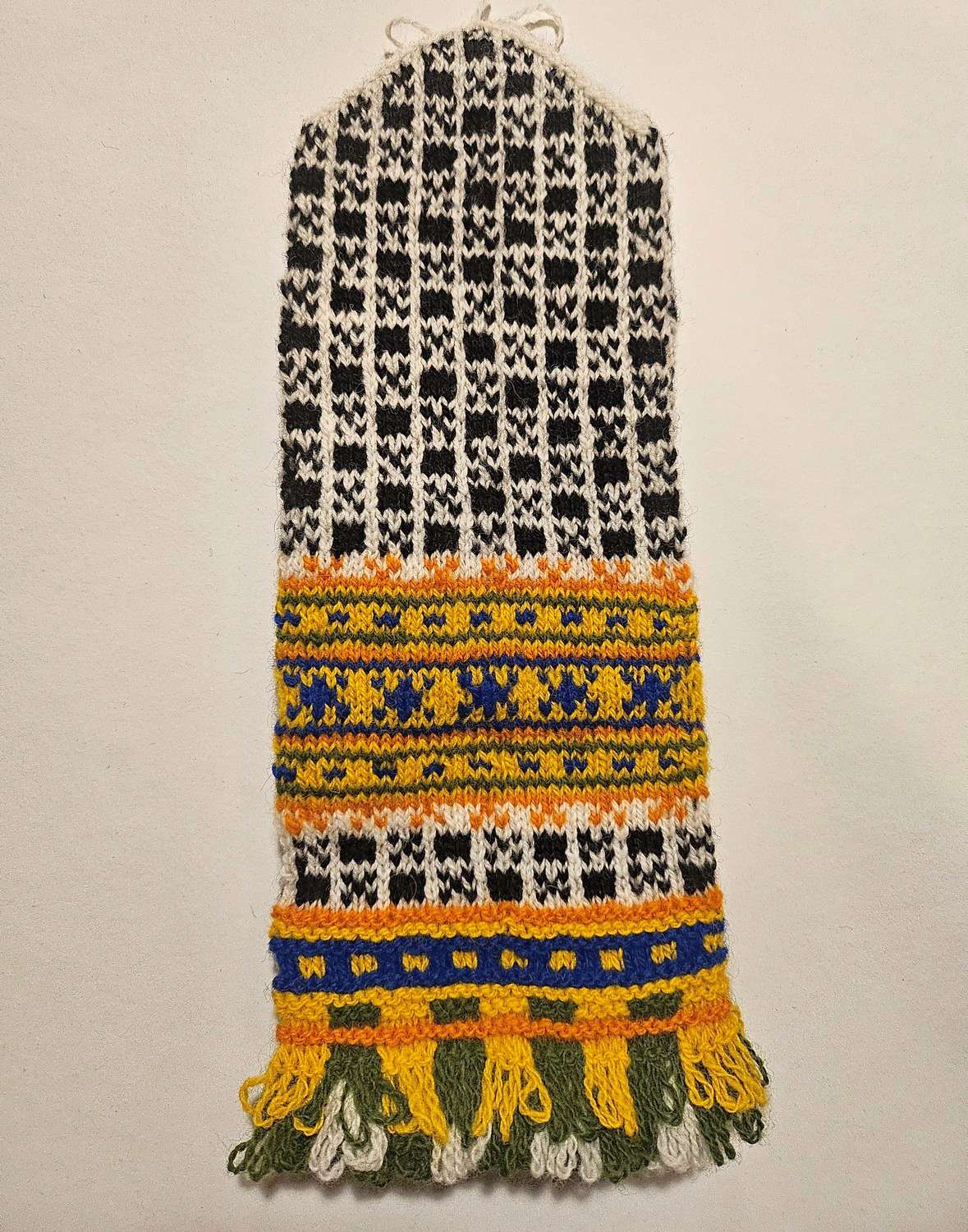 Rokām adīti rakstaini latviešu vilnas cimdi