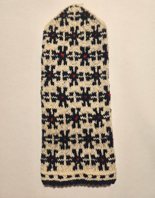 Rokām adīti rakstaini latviešu vilnas cimdi