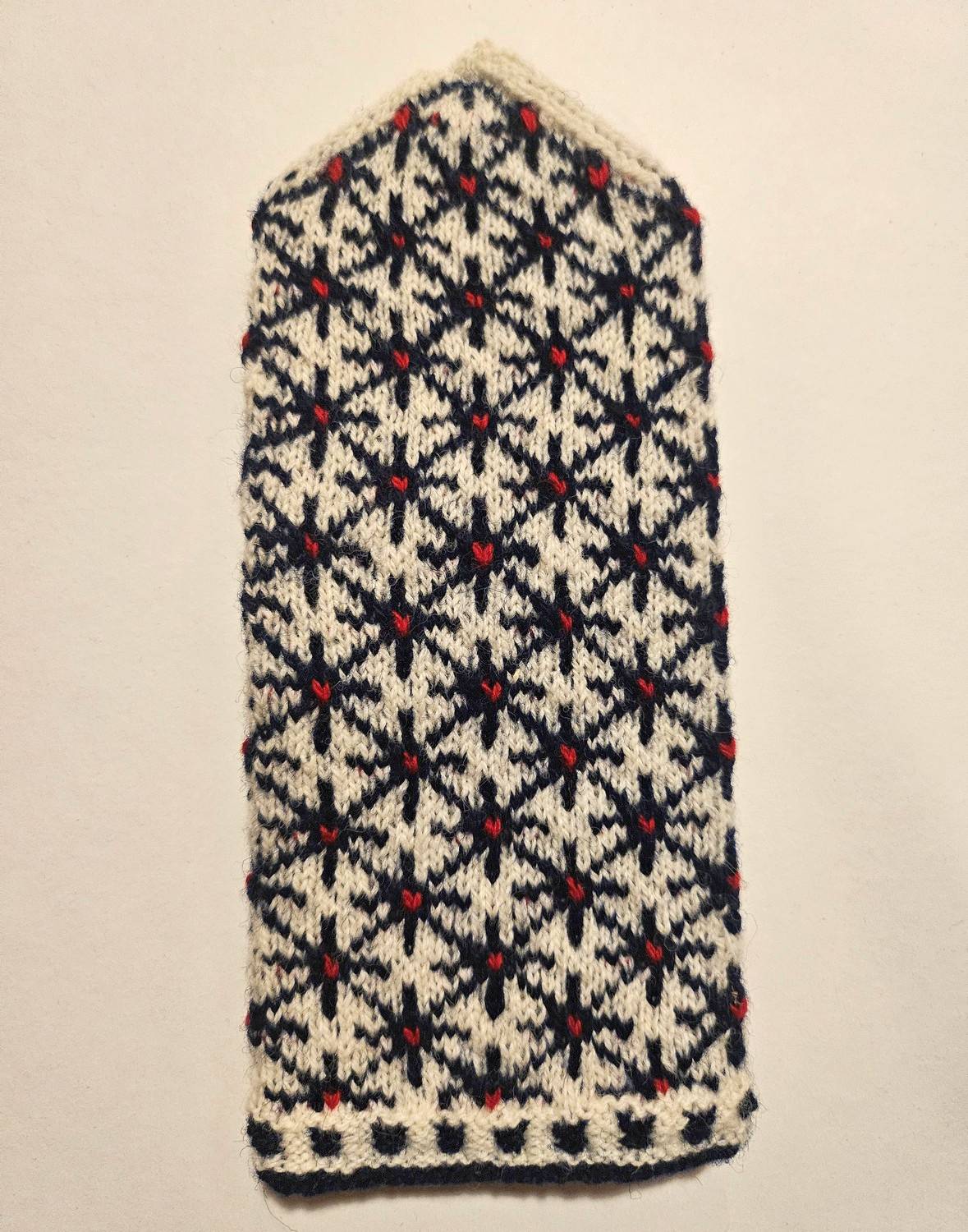 Rokām adīti rakstaini latviešu vilnas cimdi