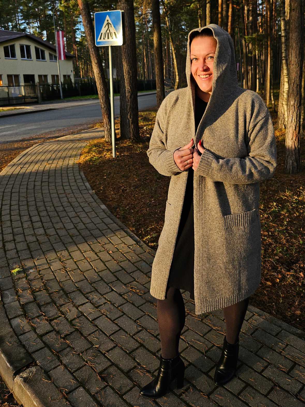 Vilnas mētelis ar kapuci "Guste"