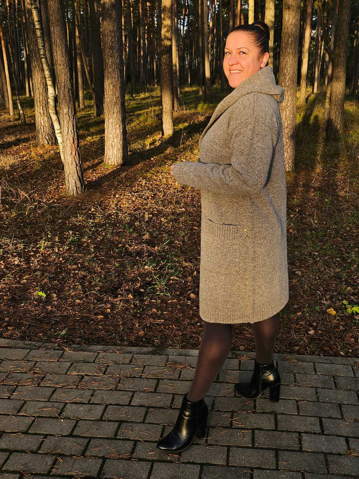 Vilnas mētelis ar kapuci "Guste"