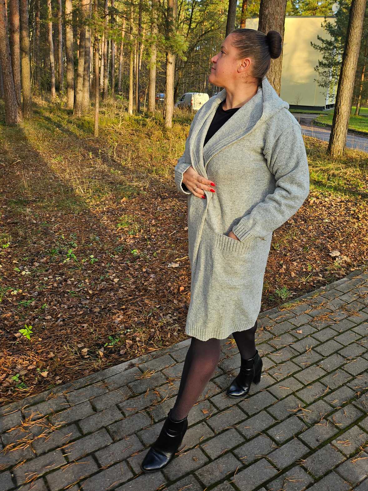 Vilnas mētelis ar kapuci "Guste"