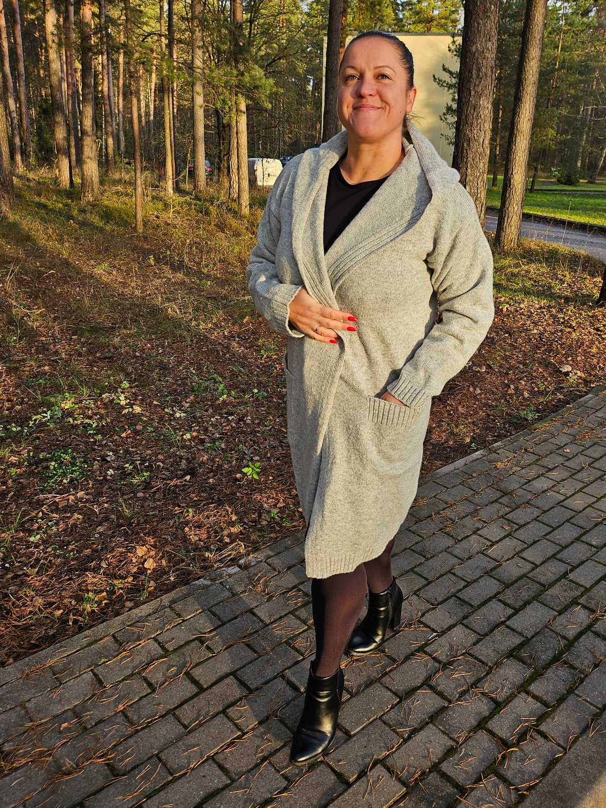 Vilnas mētelis ar kapuci "Guste"