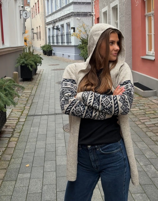 Adīta jaka “Alise” ar kapuci