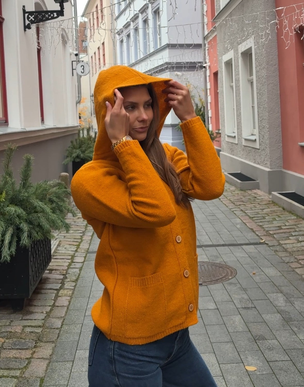 Vilnas jaciņa ar kapuci un pogām