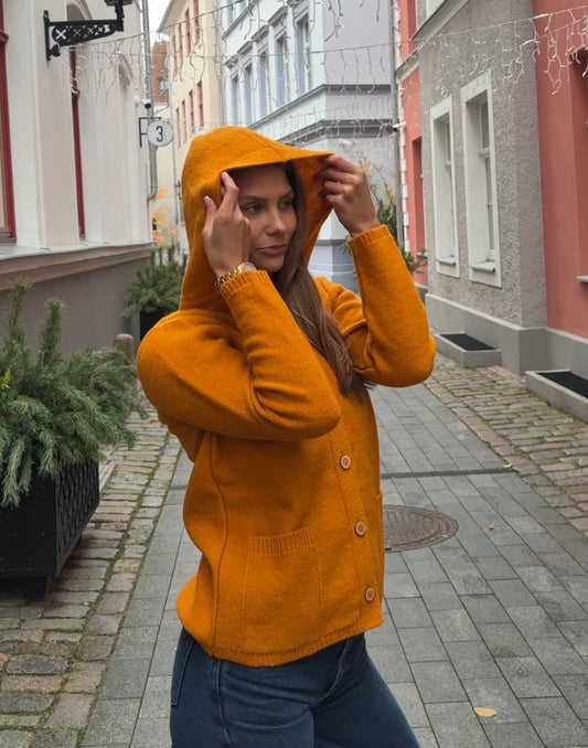 Vilnas jaciņa ar kapuci un pogām