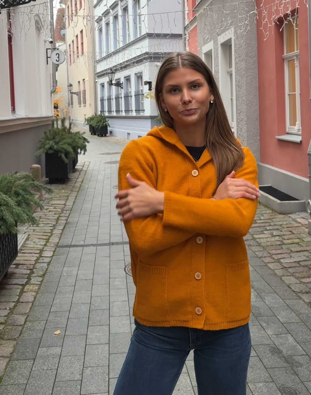 Vilnas jaciņa ar kapuci un pogām