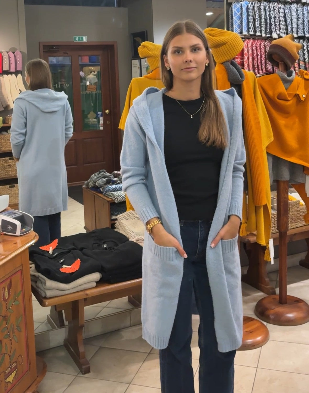 Vilnas mētelis ar kapuci "Guste"