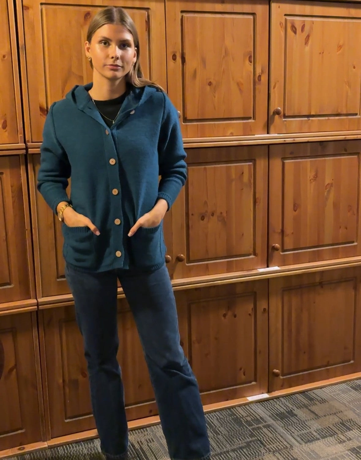 Vilnas jaciņa ar kapuci un pogām