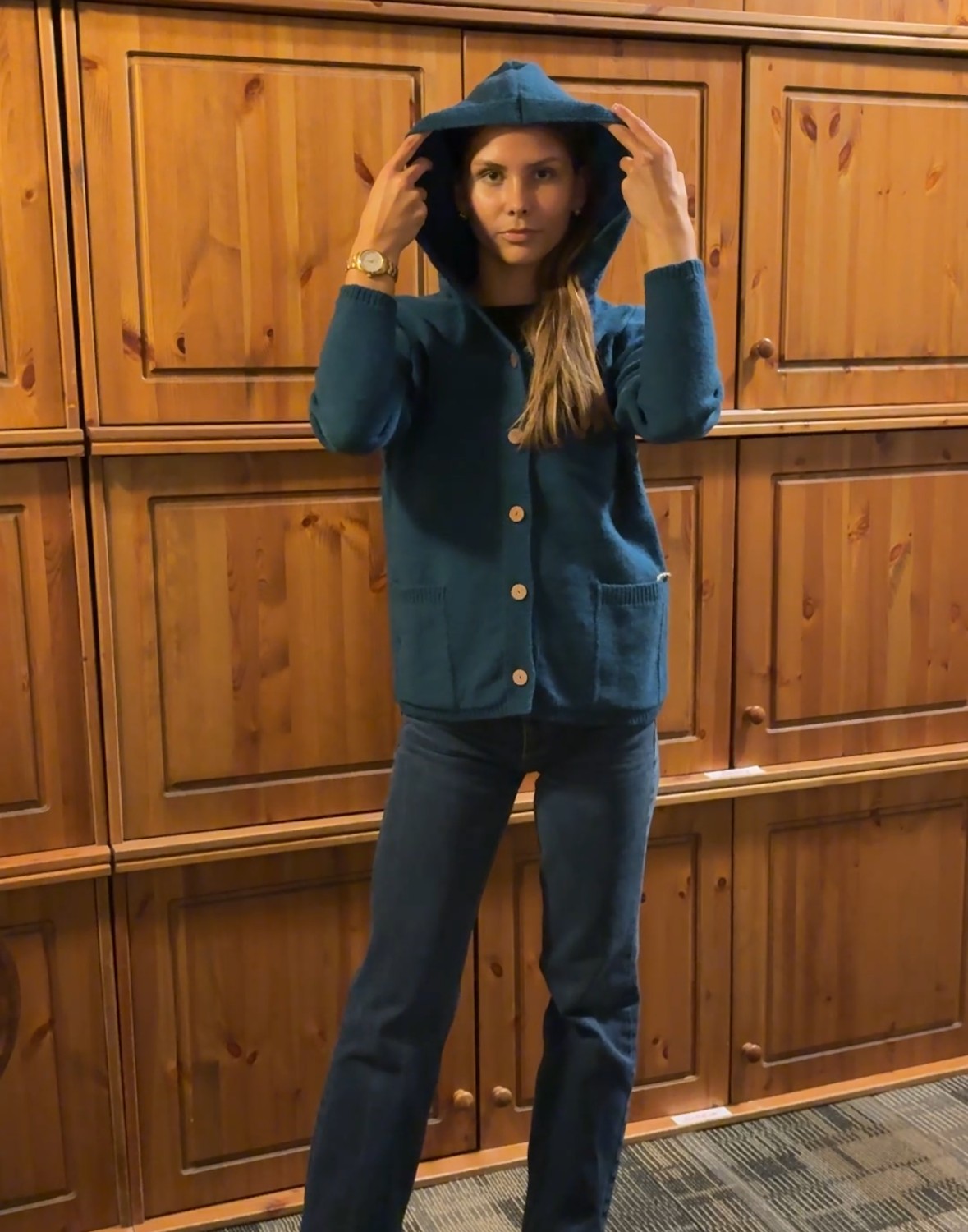 Vilnas jaciņa ar kapuci un pogām