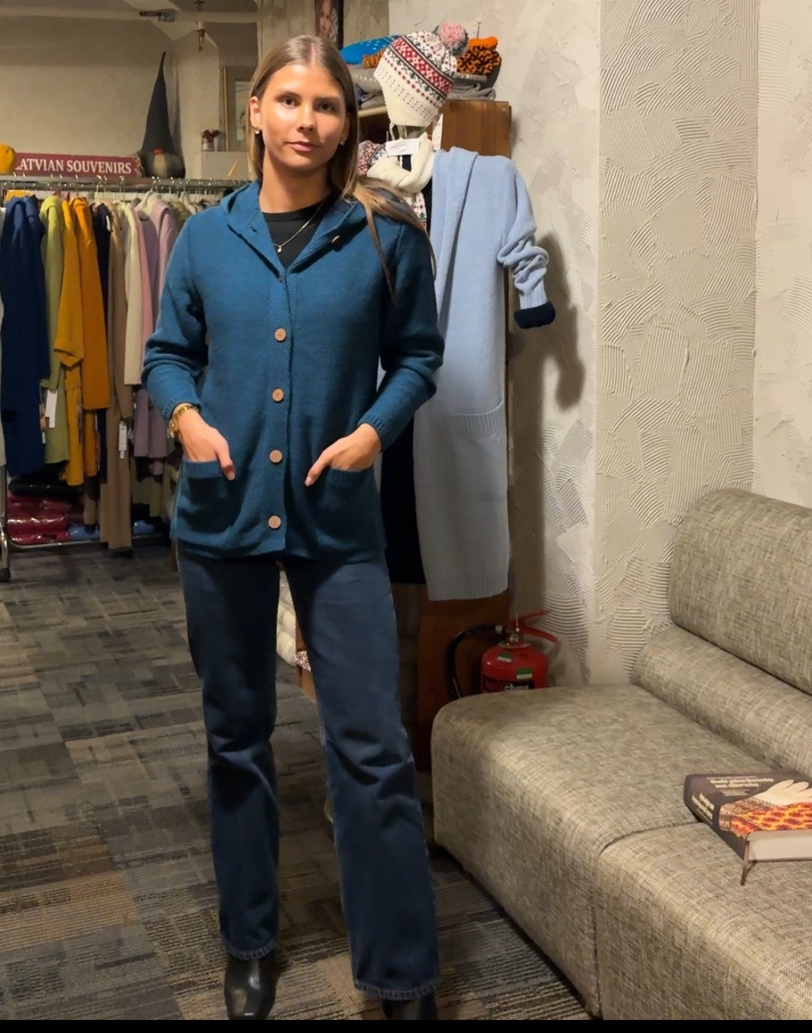 Vilnas jaciņa ar kapuci un pogām