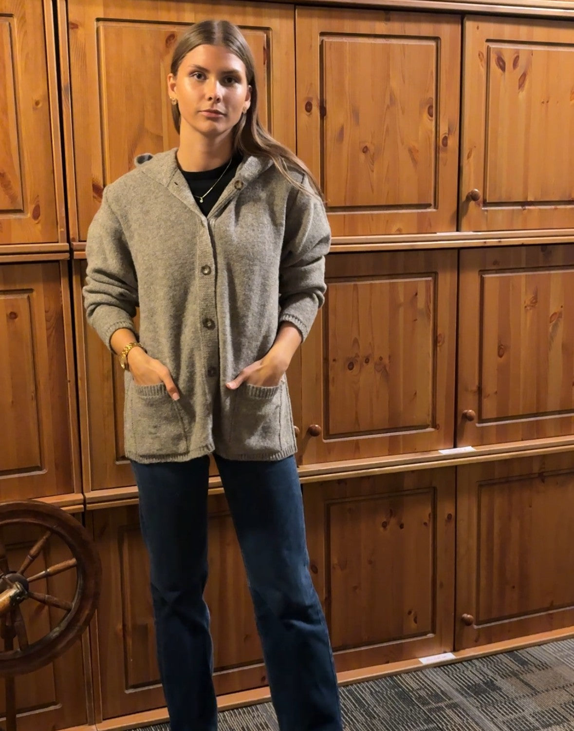 Vilnas jaciņa ar kapuci un pogām